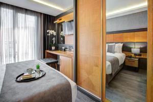 伊斯坦布尔No12 Hotel Sultanahmet的一间酒店客房,配有一张带托盘的床