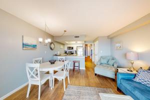 格尔夫海岸Seacrest #202的客厅配有蓝色的沙发和桌子