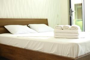 乌雷基Magnetiti Hotel的床上的一大堆毛巾