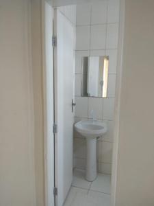 LagartoPOUSADA MEDITERRÂNEO的白色的浴室设有水槽和镜子