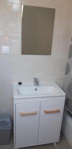 DubeninkiOsada Boczki的白色的浴室设有水槽和卫生间。