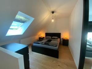 胡塔伦vakantie-hengelhoef的一间卧室配有床和两盏灯