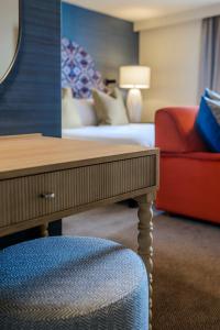 瓦特维尔司马格乐旅馆的酒店客房配有床、桌子和沙发。
