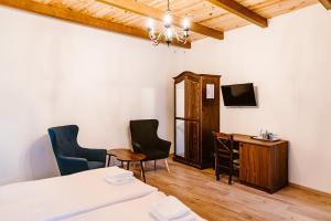 维斯普雷姆sziklavendeghaz的客房设有两张床、一张桌子和椅子。