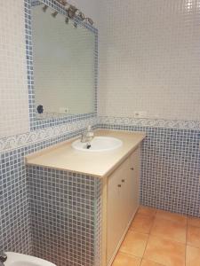 莫拉尔岛Mar的一间带水槽和镜子的浴室