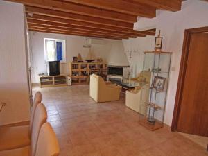 大洛希尼Holiday home in Veli Losinj 36387的带沙发和壁炉的大型客厅