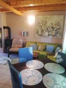 鲍洛通费尼韦什Apartment Balatonfenyves/Balaton 26709的客厅配有沙发和桌椅