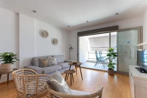卡尔佩Apartamento Frentemar 2 - Costa CarpeDiem的客厅配有沙发和桌子