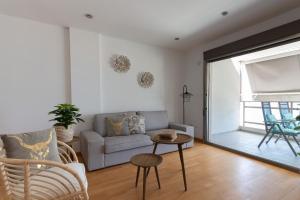 卡尔佩Apartamento Frentemar 2 - Costa CarpeDiem的客厅配有沙发和桌子
