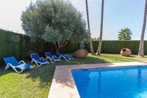 特乌拉达Villa Benimarco - Costa CarpeDiem的一组躺椅,位于游泳池旁