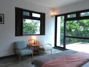 Tongxiao轻山居的卧室配有一张床和一张桌子及椅子