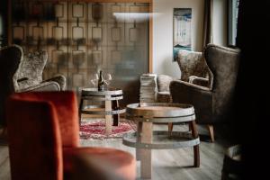 马伦格帕拉迪斯酒店的客厅配有桌椅和桌子。
