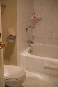 奥克兰华盛顿旅馆的浴室配有白色浴缸和卫生间。