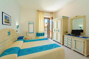 圣特雷莎加卢拉摩德诺酒店的一间卧室配有一张床和一台电视