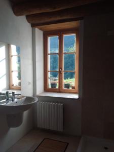 加尔尼亚诺Ca' del Rì的一间带水槽和窗户的浴室