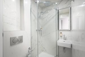 HOTEL AU COEUR DES ARTS ET METIERS的一间浴室
