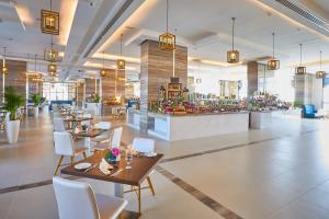 Al Bahar Hotel & Resort餐厅或其他用餐的地方