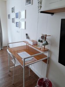 Tanzi光鹿旅人短期月租出租的房间里的一张桌子和玻璃顶