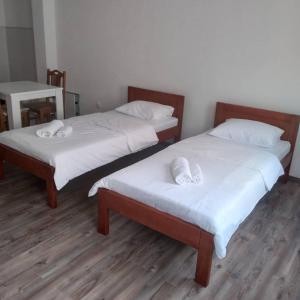 普拉夫Guest house Erdan的客房内的两张床和白色床单