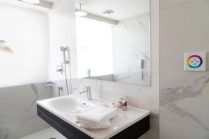 伊兹密尔布兰卡酒店的白色的浴室设有水槽和镜子