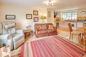LevishamHost & Stay - Heron Cottage的客厅配有沙发和椅子
