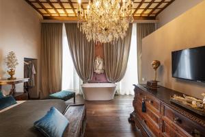 佛罗伦萨波迪赛丽酒店的一间带吊灯和浴缸的客厅