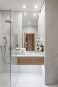 维尔纽斯CALVARY Hotel & Restaurant Vilnius的一间带水槽和淋浴的浴室