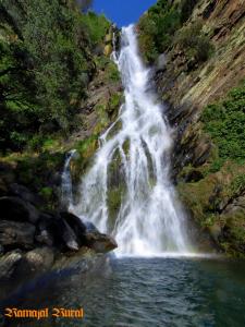 HorcajoRamajal Rural的山边的瀑布