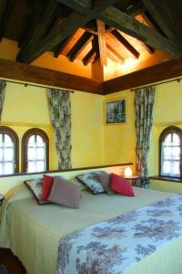 VillamayorHotel Palacete Real的一间设有床铺的卧室,位于带窗户的房间内