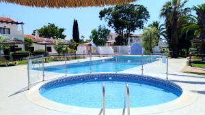 卡武埃鲁罗查拉瓦村度假酒店的度假村别墅内的游泳池