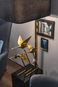 佛罗伦萨波迪赛丽酒店的椅子旁边的桌子上鸟的金雕