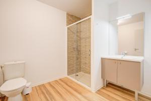 拉卡诺Ressourcez vous dans ce bel appartement a Lacanau的一间带卫生间和淋浴的浴室