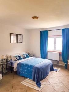 蒂约那Apartmento Tabares的一间卧室配有蓝色的床和蓝色窗帘
