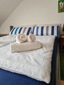 施韦青根希维切因根公寓的床上的2条毛巾和2条毛巾