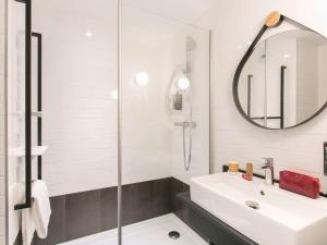 阿维尼翁南阿维尼翁宜必思酒店的白色的浴室设有水槽和镜子