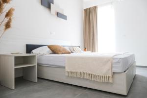 坎波马里诺Le Dimore del Borgo - Room & Breakfast的白色卧室配有床和桌子