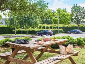 鲁瓦西昂法兰西hotelF1 Roissy CDG Pn2的一张带食物和饮料的木餐桌
