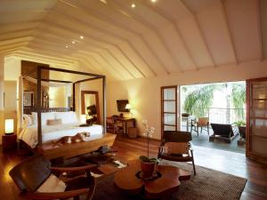 里约热内卢Santa Teresa Hotel RJ - MGallery的一间卧室配有一张床和一面大镜子