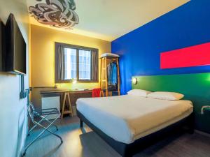 圣保罗圣保罗法利亚利马宜必思尚品酒店的一间卧室配有一张床和一张书桌