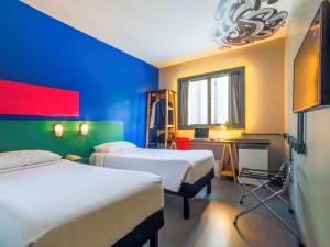 圣保罗圣保罗法利亚利马宜必思尚品酒店的客房设有两张床和一张带窗户的书桌。