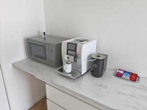 奥斯坦德Snooze的一个带电视和咖啡壶的厨房台