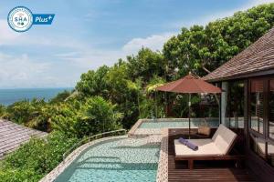 拉迈Silavadee Pool Spa Resort - SHA Extra Plus的一个带游泳池和遮阳伞的度假胜地