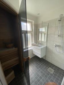 沃鲁Tamula apartament的带淋浴和盥洗盆的浴室