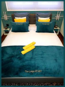 Néewiller-près-LauterbourgThe Lodge A'PART的一间卧室配有一张带黄色枕头的大床