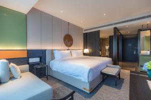西安经开洲际酒店客房内的一张或多张床位