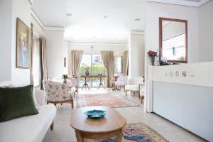 切什梅斯玛特豪华酒店的客厅配有白色的沙发和桌子