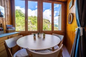 于埃L'Eclose - Alpe d'Huez的窗户客房内的桌椅