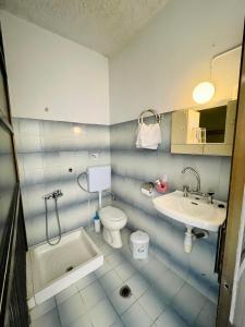 阿彻奇洛斯阿芙罗狄蒂膳食公寓的浴室配有卫生间、盥洗盆和浴缸。