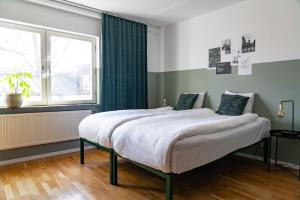 乌普萨拉Botanika Uppsala的一间卧室设有一张大床和一个窗户。