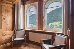 奥蒂塞伊Villa Martiner Apartments Moritz的带2扇窗户的客房内的2把椅子